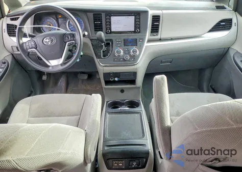 2018 Toyota Sienna Le z USA, uszkodzony, nr VIN 5TDKZ3DC7JS935292